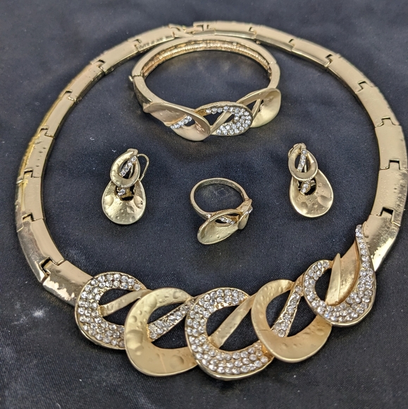 unbranded Jewelry - NWOT, BEAUTIFUL AFRICAN PARTY JEWELRY SET.